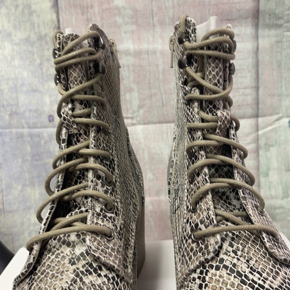 - Brand new Woman’s High Heeled Boots. - Picture 11 of 16